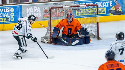 DE LA BERTOUCHE SIGNS FOR THE PHANTOMS